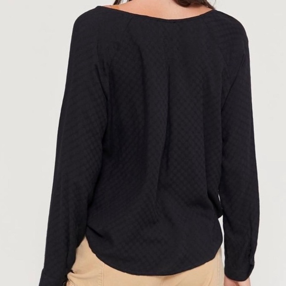 Black Textured Shadow Print Twist-Front Long-Sleeve Woven Shirt Top - Picture 2 of 7